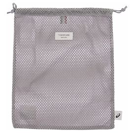 Funda protectora Thom Browne x Asics gris