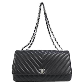 Borsa a tracolla Chanel in pelle di agnello nera
