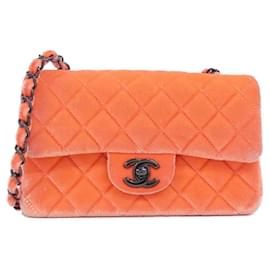 Borsa a tracolla Chanel 69900 in pelle rosa corallo