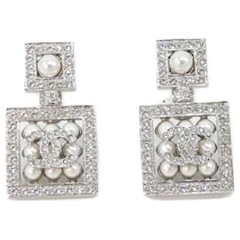 Orecchini a lobo Chanel ABD474 Argento e Bianco