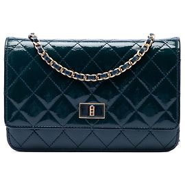 Carteira com corrente Chanel Blue Quilted Patent Reissue 2.55