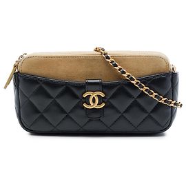 Porta-celular Chanel Black CC em couro de cordeiro acolchoado e camurça com duplo zíper e corrente