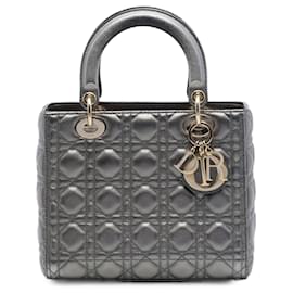Lady Dior Cannage in agnello metallizzato grigio, misura Medium