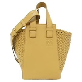 Borsa a tracolla compatta in pelle di vitello Loewe Hammock