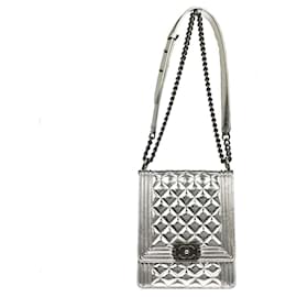 Chanel North South Boy Flap in pelle di vitello metallizzata trapuntata Small