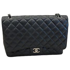 Sac à rabat classique Chanel en cuir caviar noir