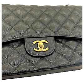 Chanel Classic Flap Tasche aus schwarzem Kaviarleder