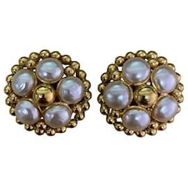 Boucles d'oreilles clips Chanel en or et perles de culture synthétiques