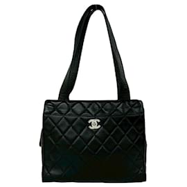 Chanel Matelassé Lammfell Semi-Shoulder Tote Bag