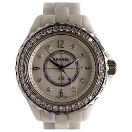 Chanel Keramik-Uhr mit Perlmuttzifferblatt und Diamantindikatoren