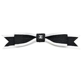 Chanel Fornina per capelli in nastro di rafia con nuovo logo CC