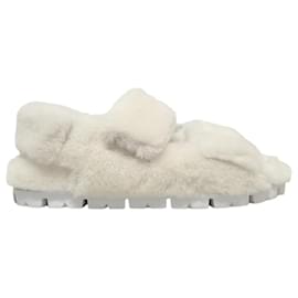 Prada Sandali con listino in shearling e logo a triangolo bianco
