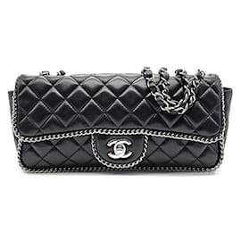 Chanel Borsa baguette in agnello con bordo a catena