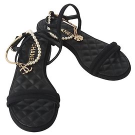 Chanel Sandali trapuntati con pendente Camellia Classic CC (Scontrino del grande magazzino)
