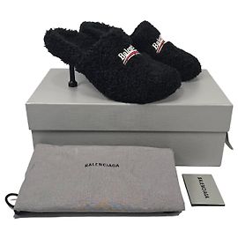 Balenciaga Mule pelosa con logo ricamato