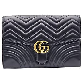 Gucci Clutch GG Marmont en piel matelassé chevron negro y oro