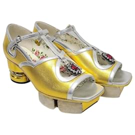 Gucci Décolleté e sandali con tacco in pelle metallizzata dorata e cristalli