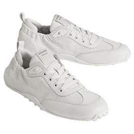 Hermès Donne con sneakers