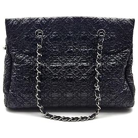 Chanel Borsa a tracolla Camellia in vernice con catena