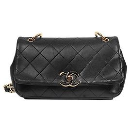 Chanel Bolso de hombro CC Flap de piel de cordero acolchado negro