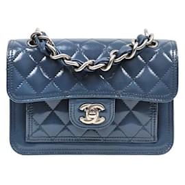 Chanel Mini borsa a tracolla con patta e catena blu stropicciato