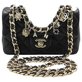 Chanel Borsa a tracolla in pelle di agnello nera con decorazione a catena classica dorata e mini charms