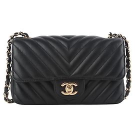 Chanel Mini borsa a tracolla Classic Chevron in agnello con finiture dorate