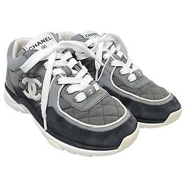 Chanel Gesteppte Sneaker aus dunkelgrauem Wildleder-Kalbsleder mit CC-Logo