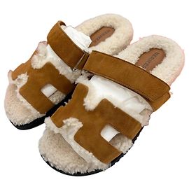 Hermès Sandali e pantofole in shearling Chypre da donna