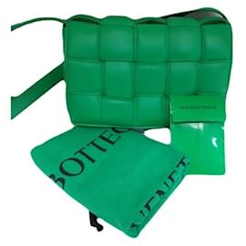 Bottega Veneta Sac à bandoulière et crossbody Cassette en agneau matelassé Intrecciato Parakeet