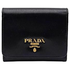 Cartera de tres pliegues en Saffiano negro con logotipo metálico dorado - Prada