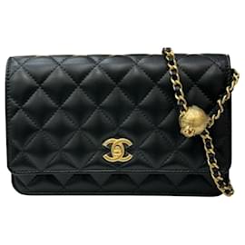 Chanel WOC Gold Ball in pelle di agnello nera con dettagli dorati