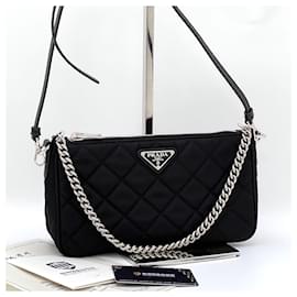 Borsa a tracolla trapuntata in nylon con logo a triangolo e catena Nero - Prada