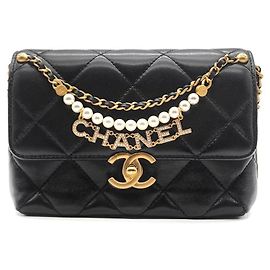 Chanel Borsa con patta, catena e logo con perla