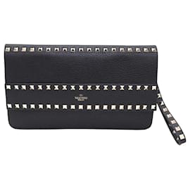 Valentino Clutch Rockstud in pelle nera e metallo dorato