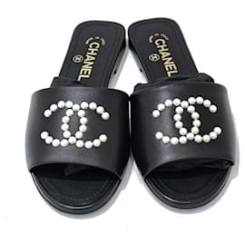 Sandali con perle e logo CC - Chanel