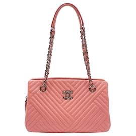 Chanel Bolsa de ombro em pele de cordeiro rosa com padrão chevron e corrente prateada