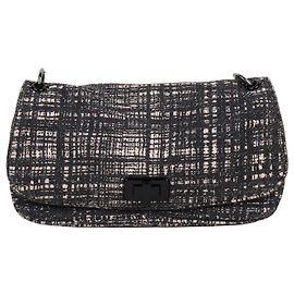 Prada Zweifarbige Tweed-Schultertasche mit Kette