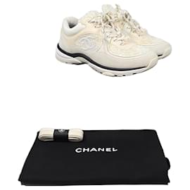 Chanel Tweed-Sneaker mit CC-Logo