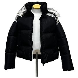 Versace Chaqueta acolchada con botones dorados y estampado barroco (Corte corto oversize)