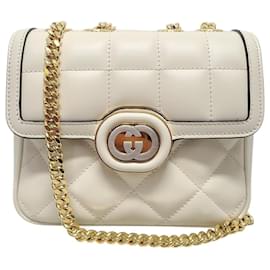 Mini-Schultertasche aus weißem gestepptem Leder mit Interlocking-Dekor - Gucci