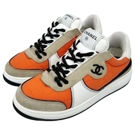 Chanel Sneaker aus Wildleder und Kalbsleder