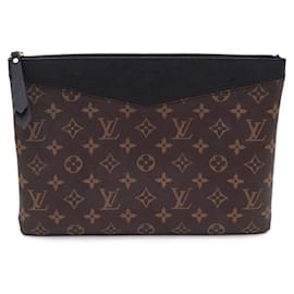 Louis Vuitton Clutch Daily Pouch