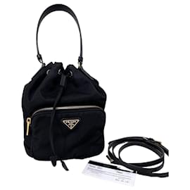 Borsa bucket in nylon con logo a triangolo nero - Prada