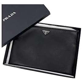 Prada Clutch Saffiano Triangle Logo Preto