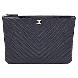 Clutch in Pelle Nera con Borchie e Chevron - Chanel