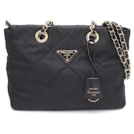 Prada Borsa Tote e Borsa a Spalla in Nylon con Logo Triangle e Catena in Metallo Dorato