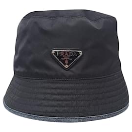 Cappello bucket reversibile in denim nero e nylon riciclato con logo a triangolo - Prada