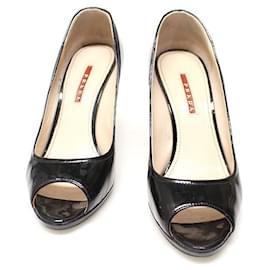 Prada Scarpe con tacco zecca a punta aperta in pelle verniciata nera da donna