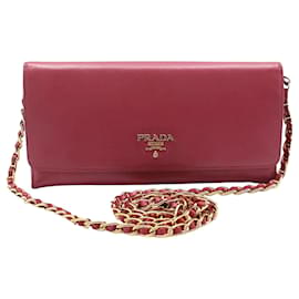 Prada Borsa Crossbody WOC in Saffiano rosa con catena dorata